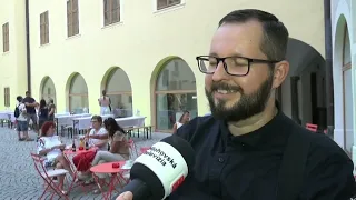Letný večer na Zámku Strmé brehy