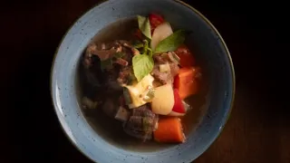 Sopa de costilla criolla: chef comparte receta con productos Maggi y recomienda Naturísimo