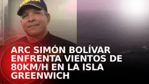 El ARC Simón Bolívar navega por la isla Greenwich al enfrentar vientos de 80km/h