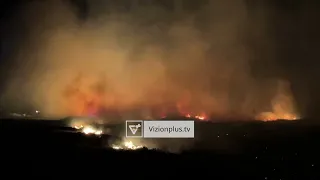 Zjarr i madh në Lezhë! Era favorizon flakët, rrezikohen banesat